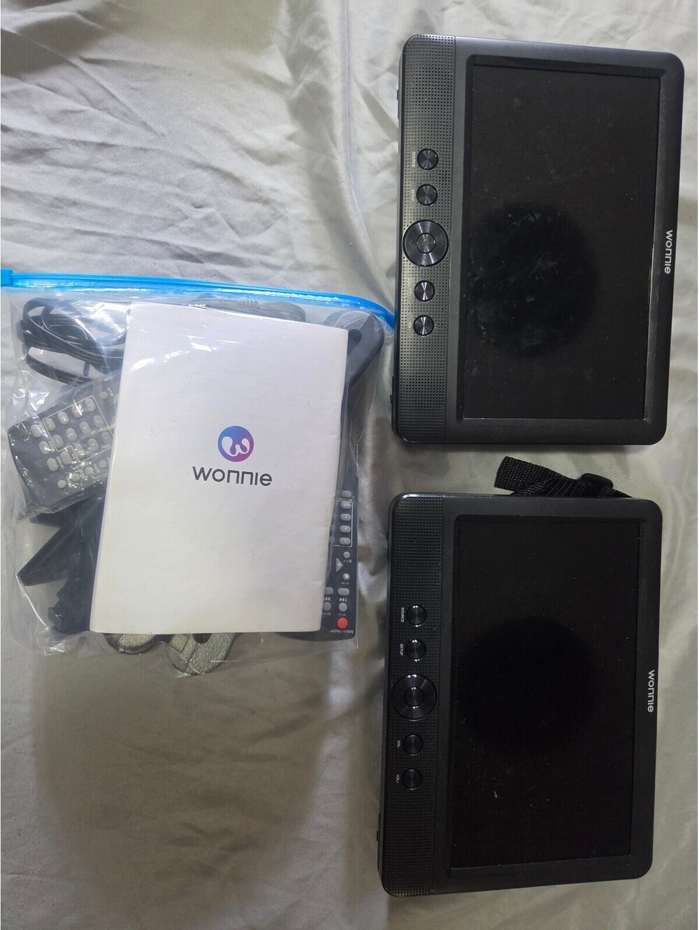Wonnie Portable Dual Screen DVD Player with Accessories